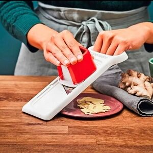 Mini Tupperware Red and White Mandoline Slicer * New *